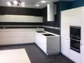 Стильный кухонный гарнитур в стиле модерн